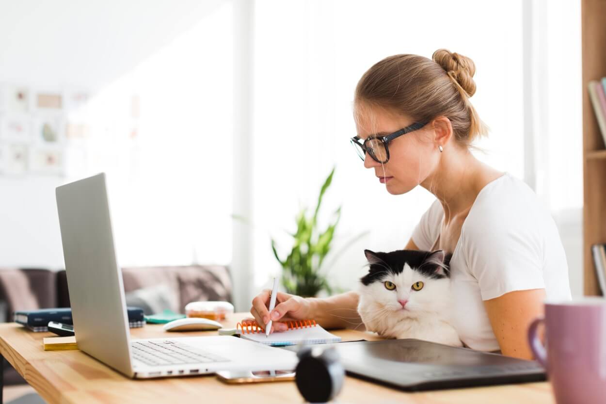 woman-with-cat